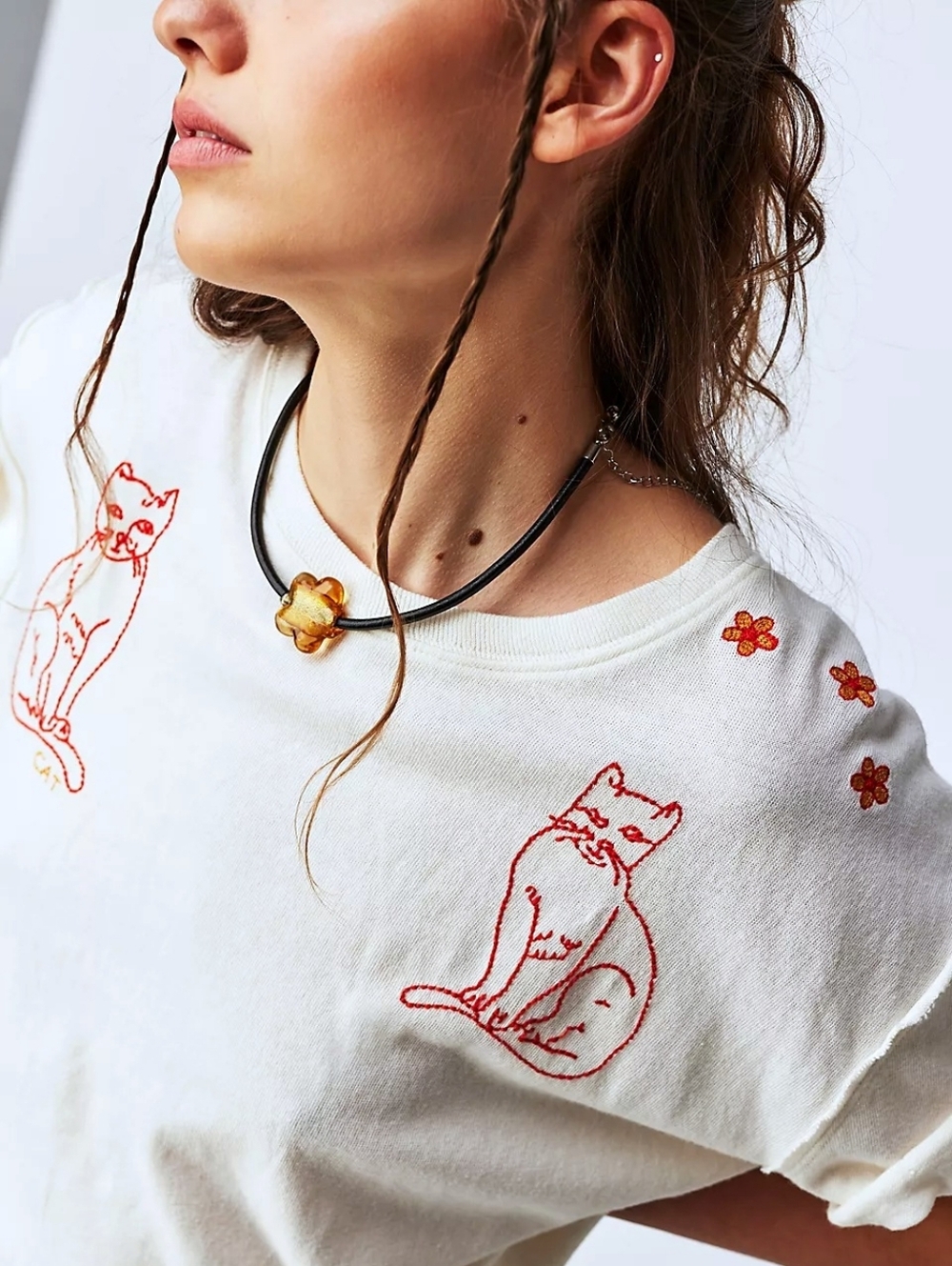 Blue Velvet Cat Embroidered White Short-Sleeve Tee